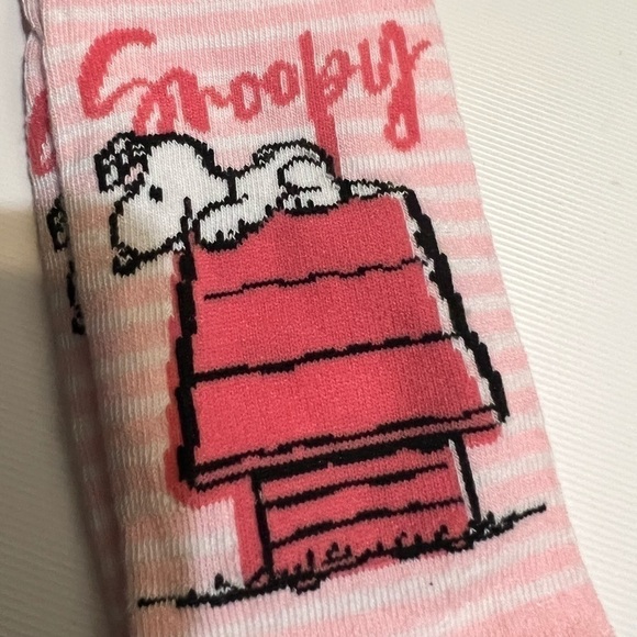****Donated***Peanuts Snoopy pink and white graphic no-show socks size 4-10 - Picture 2 of 4